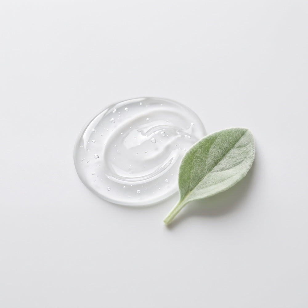 Panthenol gel with a green leaf: the soothing ingredient that calms the skin while vitamin A (retinol or retinal) works