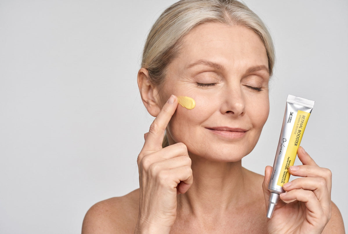 Retinal Booster Dr.Luvion: una donna di 50 anni stende una punta di retinale giallo sulla guancia