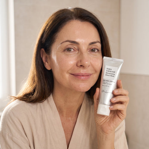 Donna di 50 anni allo specchio la mattina con la Maschera Viso PDRN Dr.Luvion: pelle idratata, liscia e luminosa
