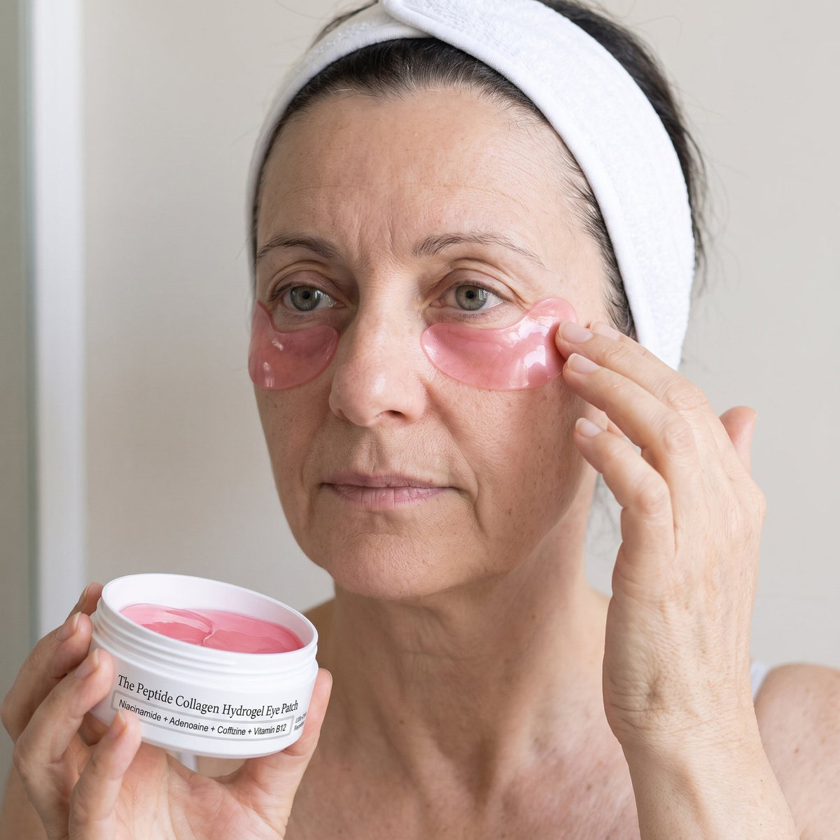 Donna di 50 anni applica i Patch Occhi Dr.Luvion sotto gli occhi
